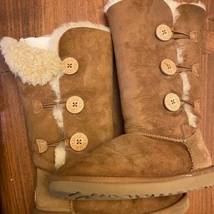 Women’s sz 8 Ugg’s Bailey Button Triple II